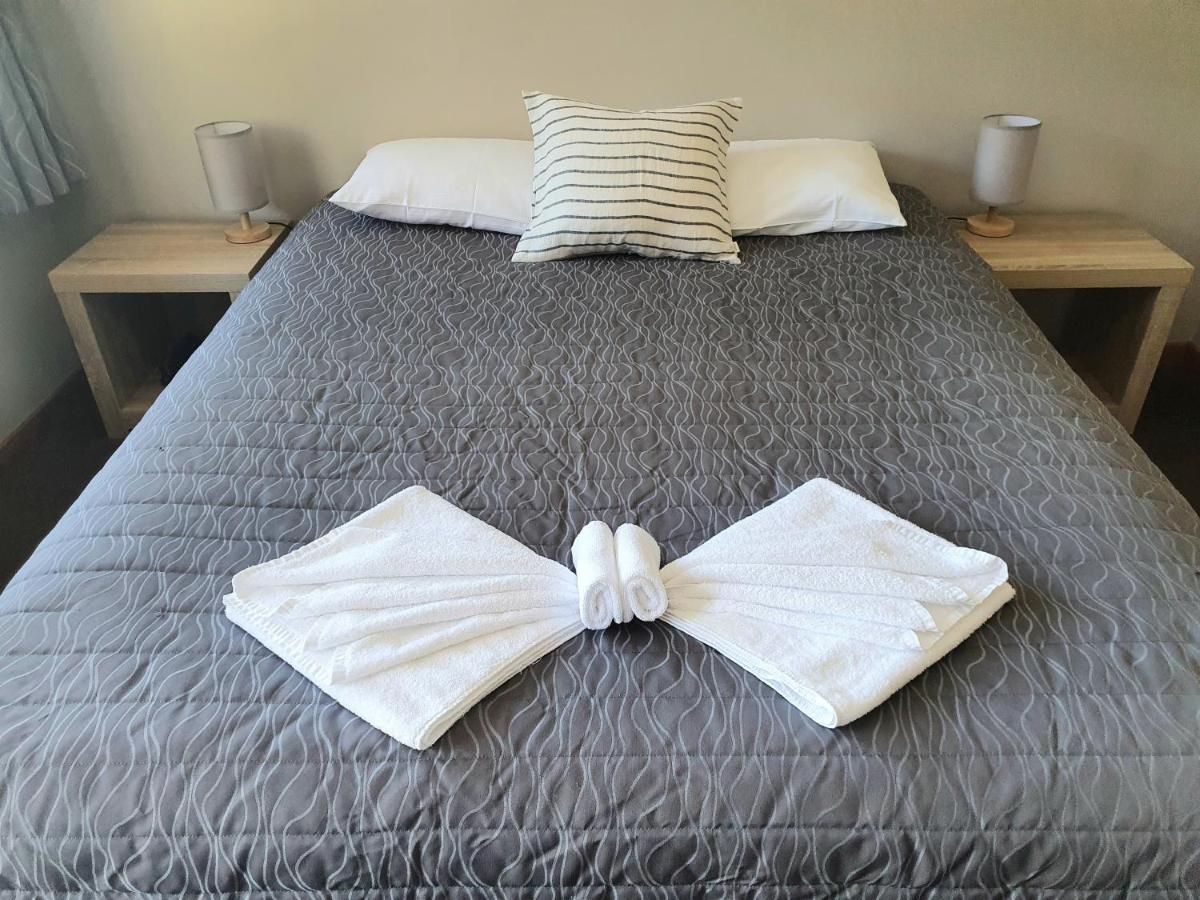 Bay Vista Waterfront Motel Піктон Екстер'єр фото