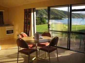 Bay Vista Waterfront Motel Піктон Екстер'єр фото