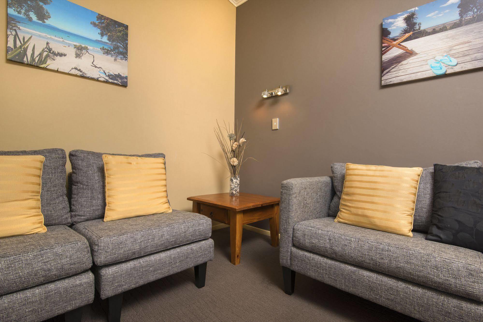 Bay Vista Waterfront Motel Піктон Екстер'єр фото