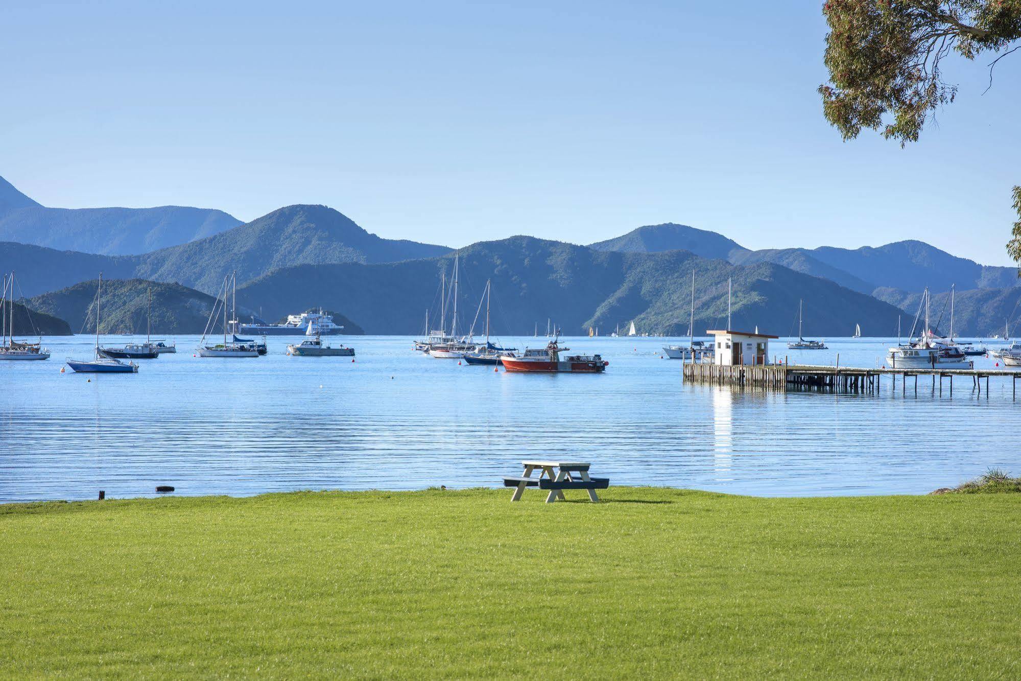 Bay Vista Waterfront Motel Піктон Екстер'єр фото