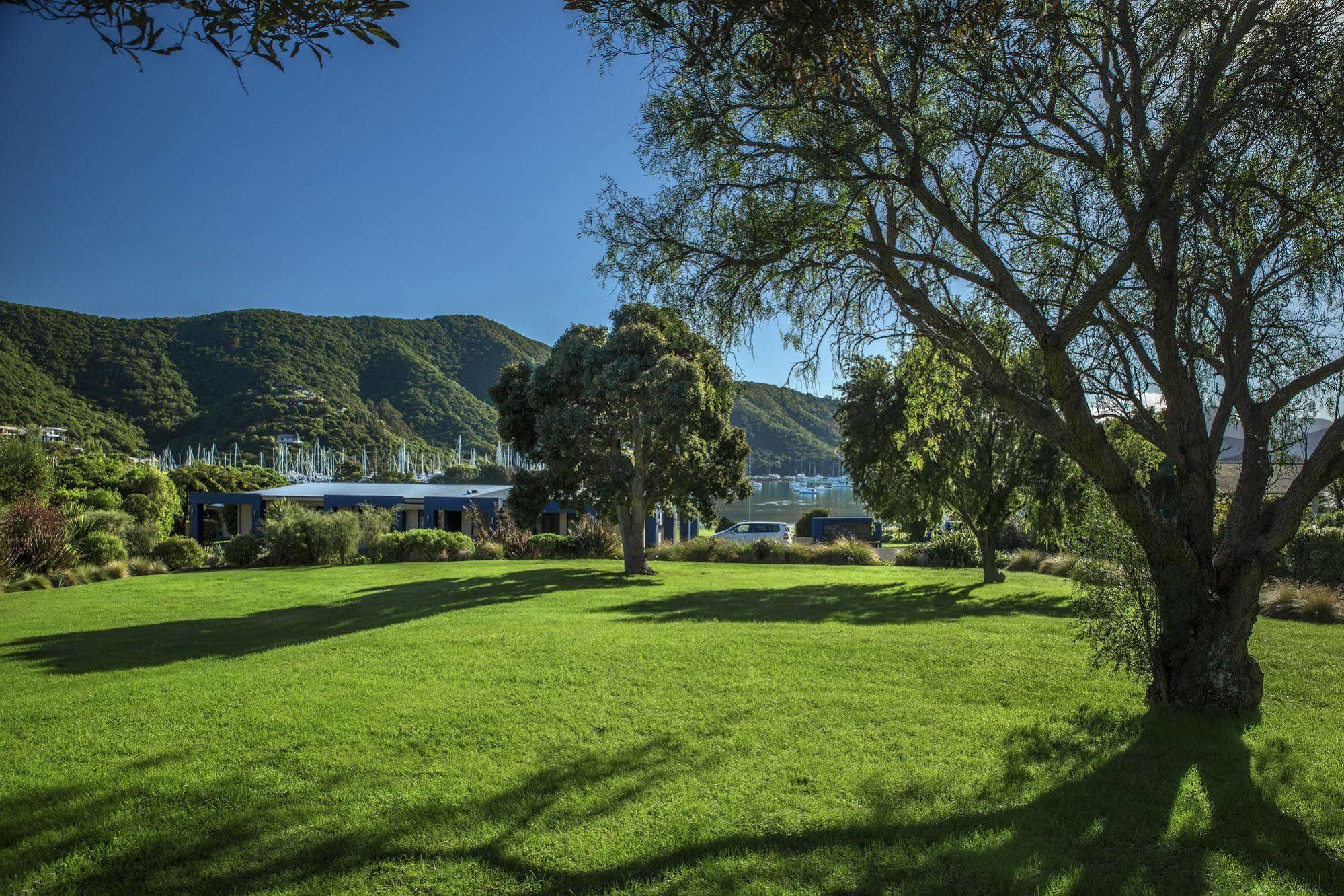 Bay Vista Waterfront Motel Піктон Екстер'єр фото